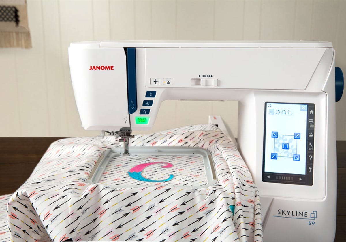 Máquina para coser ropa y bordar. diseño plano aislado en un