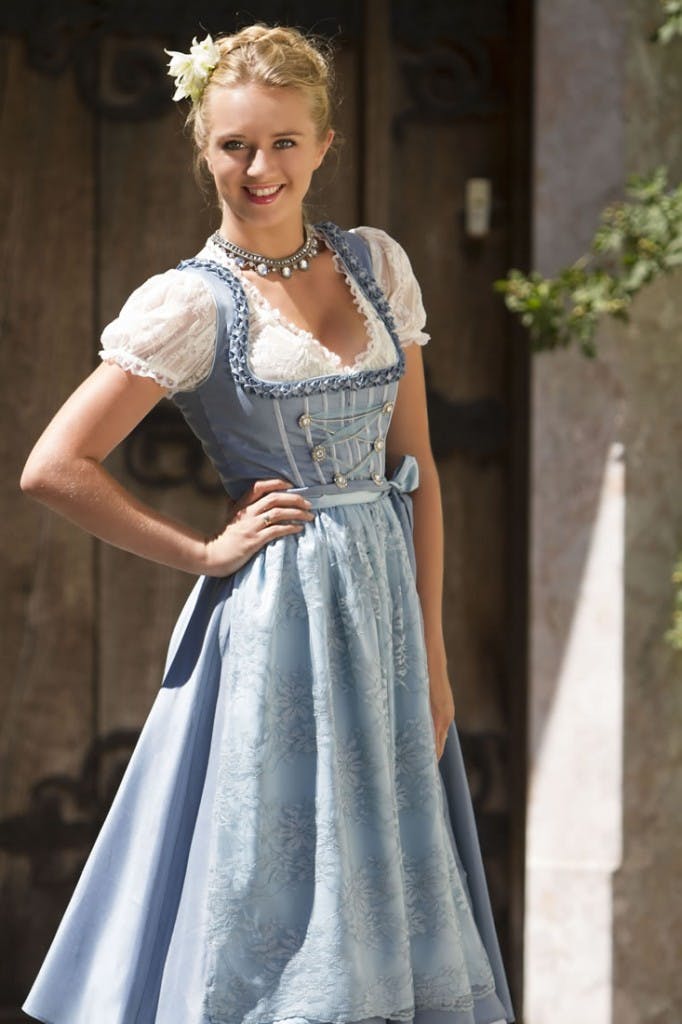  Eine Frau im traditionellen Dirndl