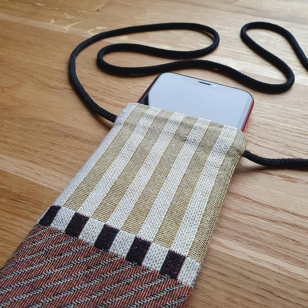 handig smartphonehoesje met draagkoord handig smartphonehoesje met draagkoord
