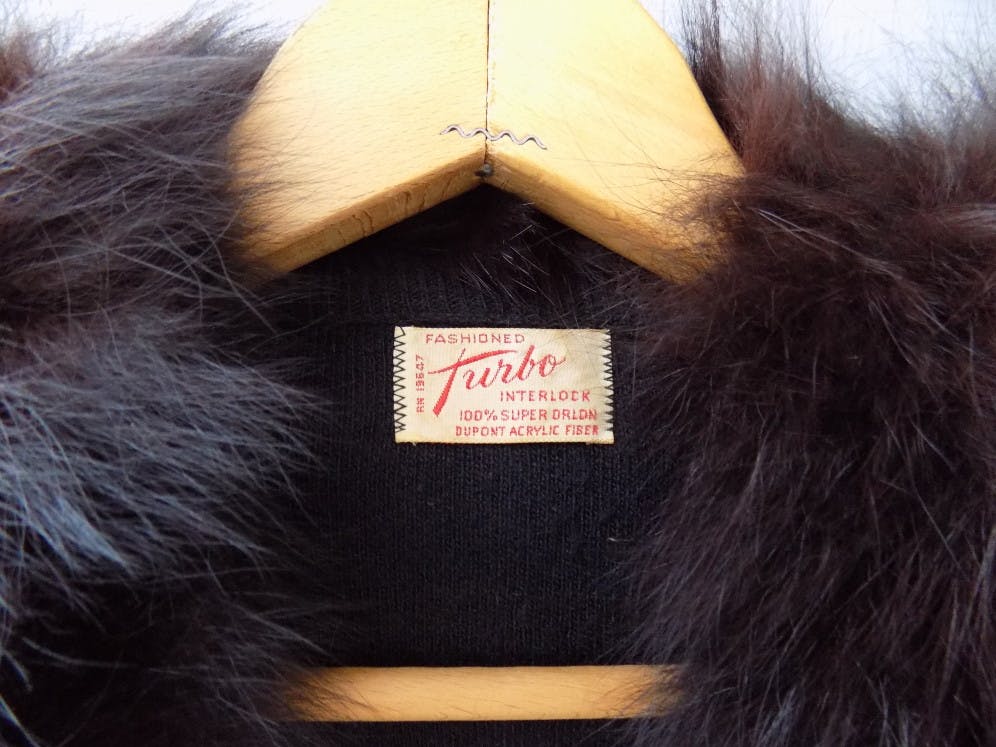  Un cappotto con una prominente etichetta di marca nel colletto