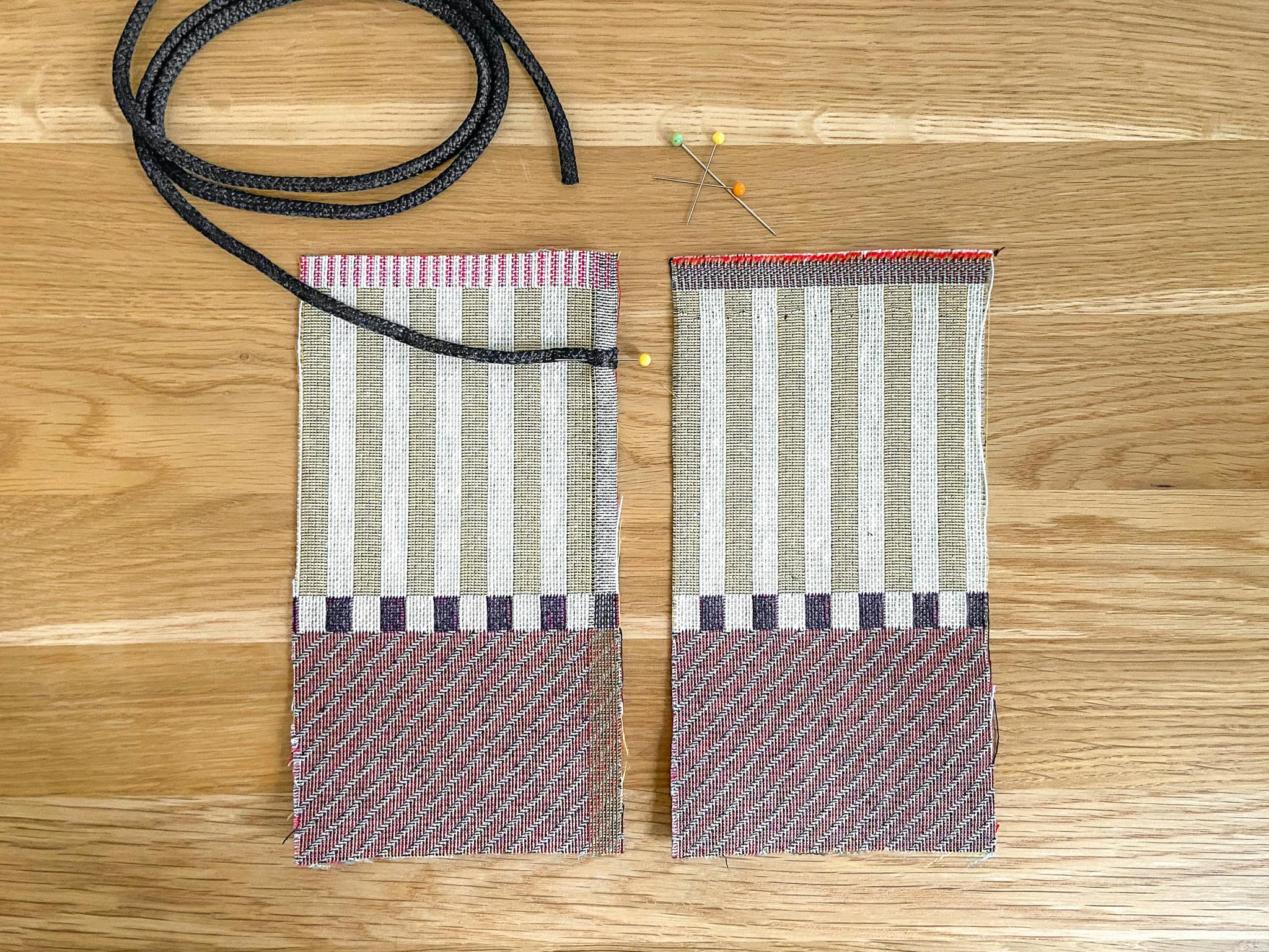  Proceso de costura de funda para teléfono hecha a mano con cordón de colgar