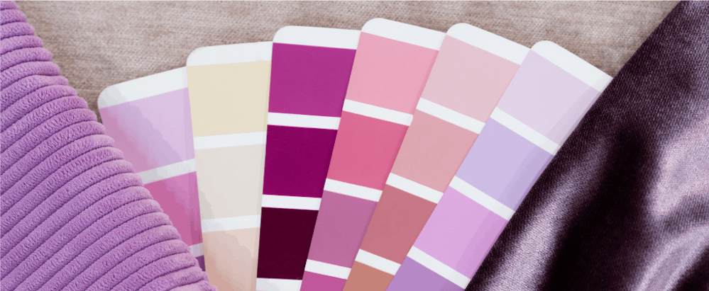  couleurs violettes sur du tissu et des cartes-échantillons