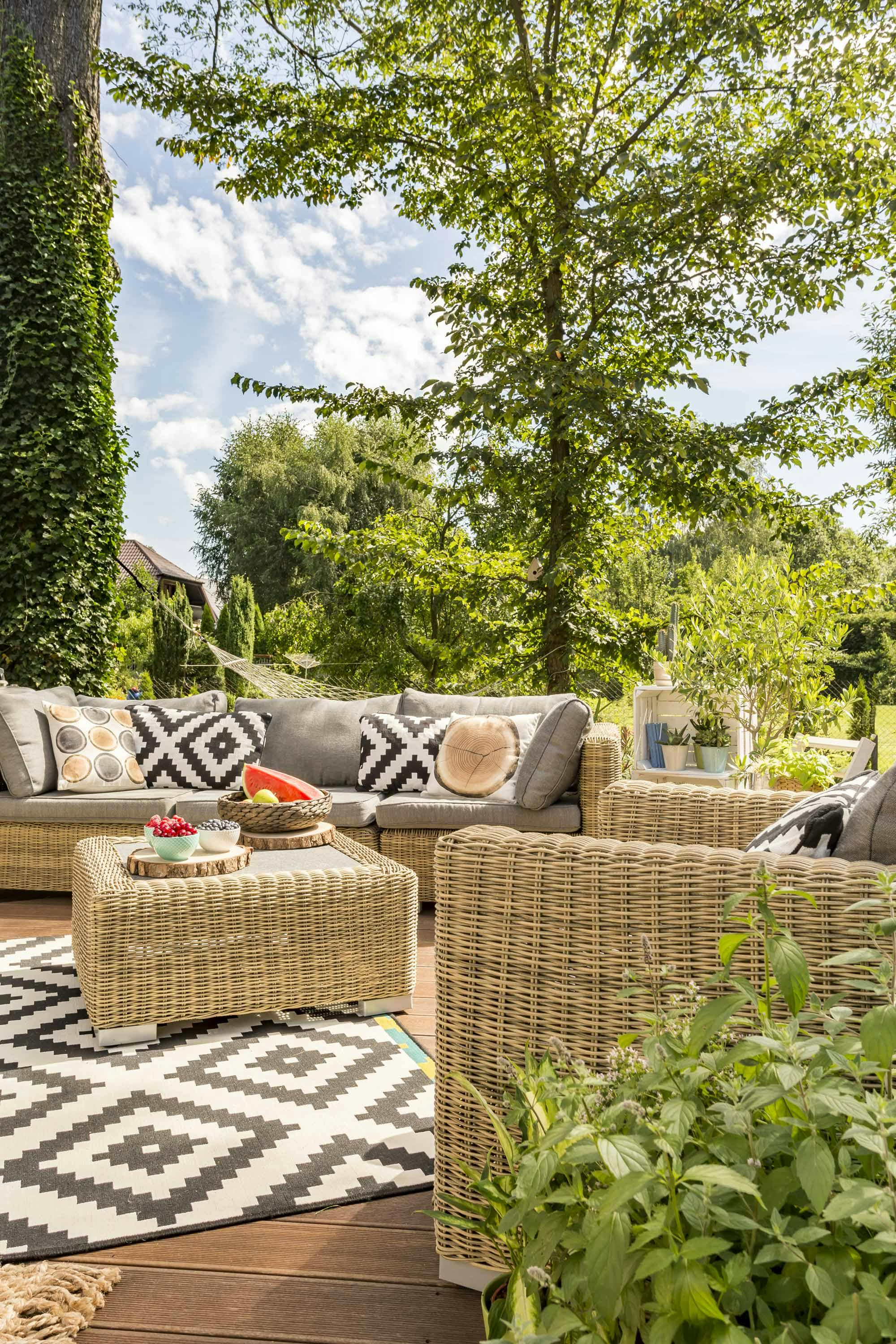  black and white outdoor lounge setting