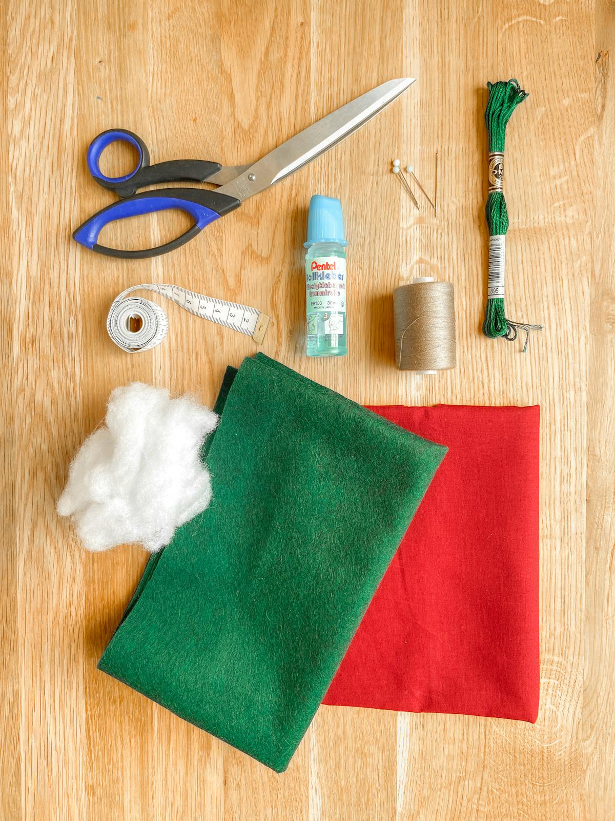 Materiale necessario per i puntaspilli fai da te a forma di pomodoro. Tessuto, forbici, colla Materiale necessario per i puntaspilli fai da te a forma di pomodoro. Tessuto, forbici, colla