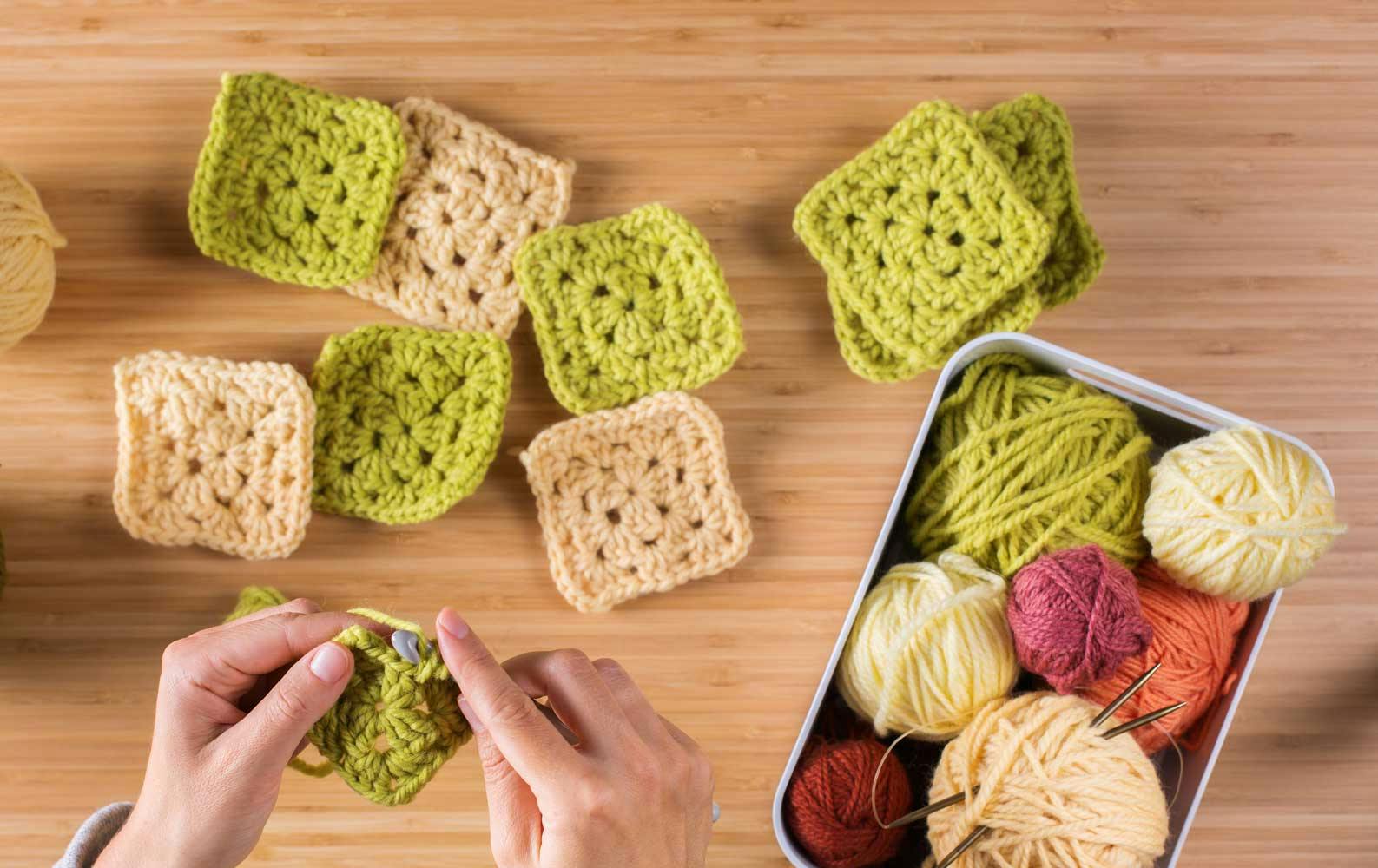  Gehaakte granny squares voor een gehaakte bucket hat.