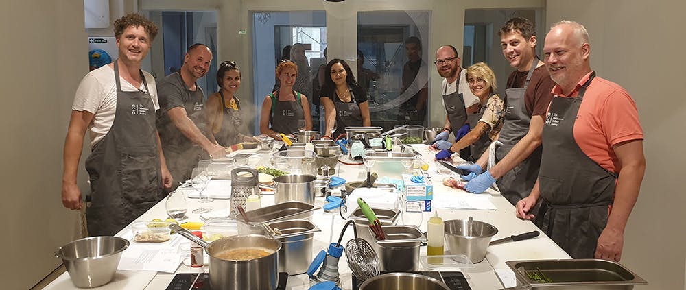  L&#039;équipe cuisine ensemble lors d&#039;un cours de cuisine