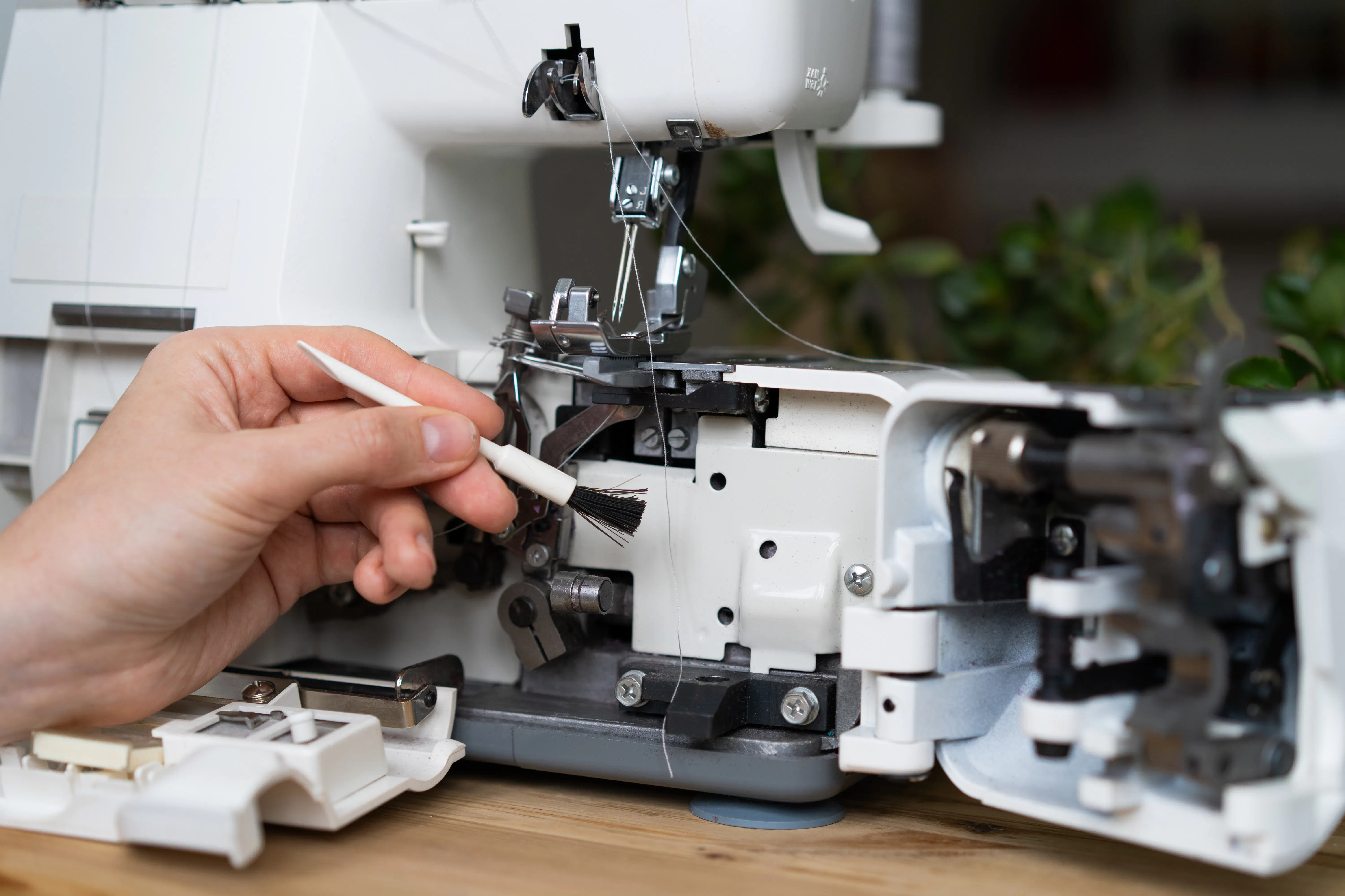https://images.prismic.io/dutchlabelshop/ZlZBGaWtHYXtT3sE_cleaning-and-repair-of-sewing-equipment-overlock-2023-11-27-05-03-32-utc.jpg?amp%3Bh=800&%3Brect=0%2C0%2C6000%2C4000&%3Bw=1200&auto=format%2Ccompress
