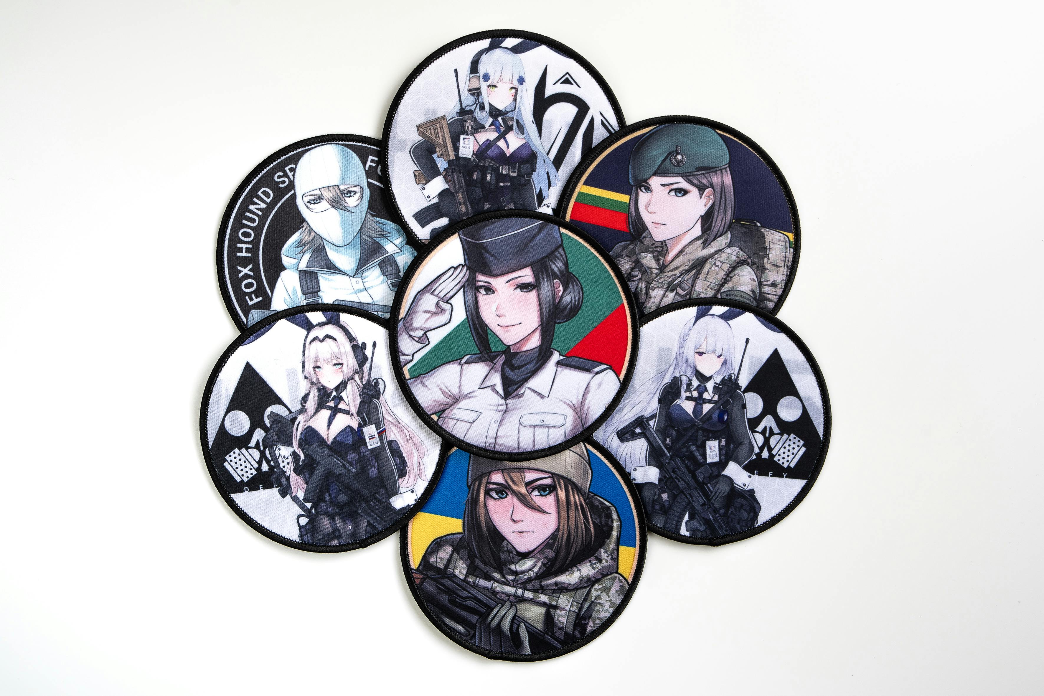  Eine Sammlung von bedruckten Patches mit detailreichen und lebendig wirkenden Anime-Figuren und -Motiven