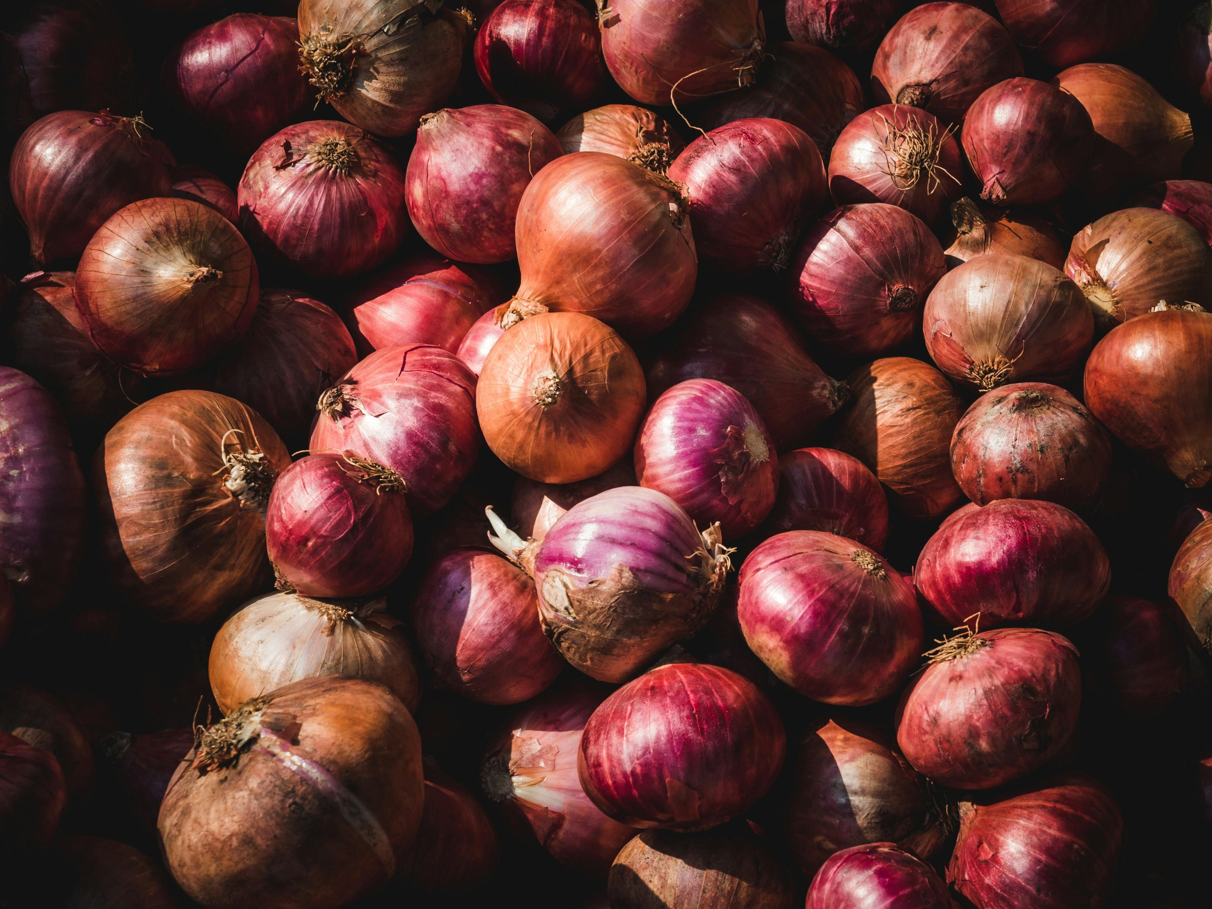  Many red and white onions.