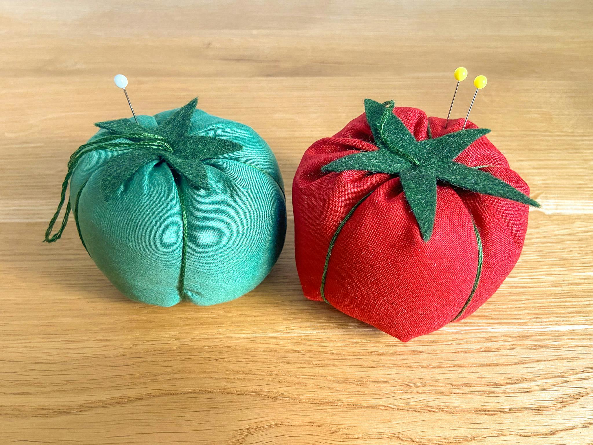 Coussins pique aiguilles tomate faits mains en vert et rouge