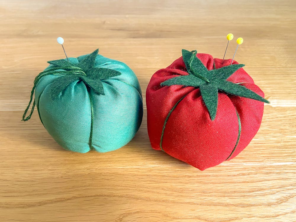 How To Make a Tomato Pin Cushion // Free Pattern - You Make It Simple