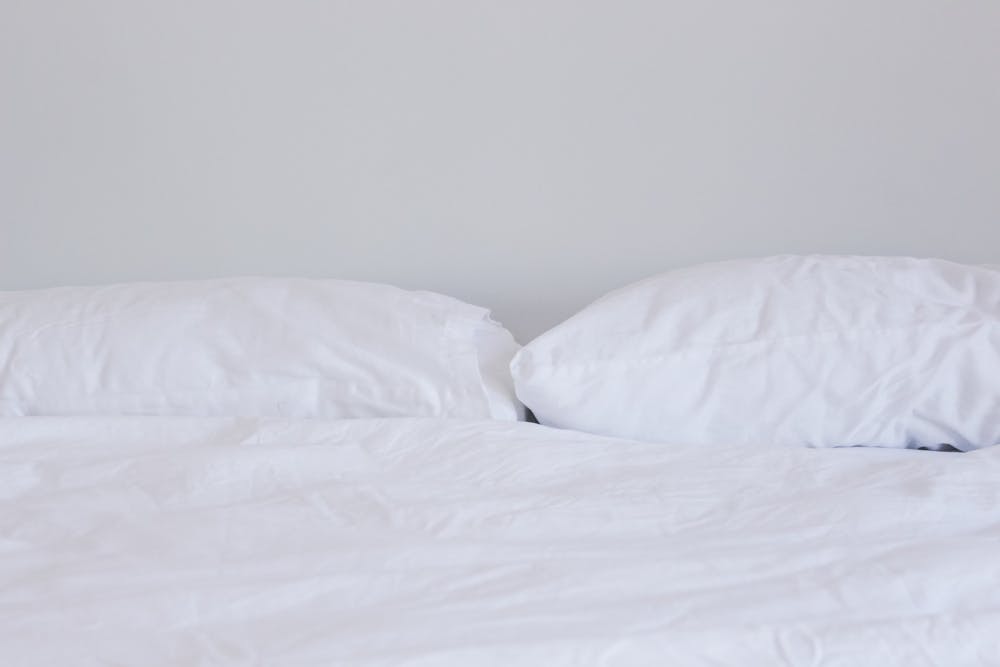  Bett mit frischer weißer Bettwäsche
