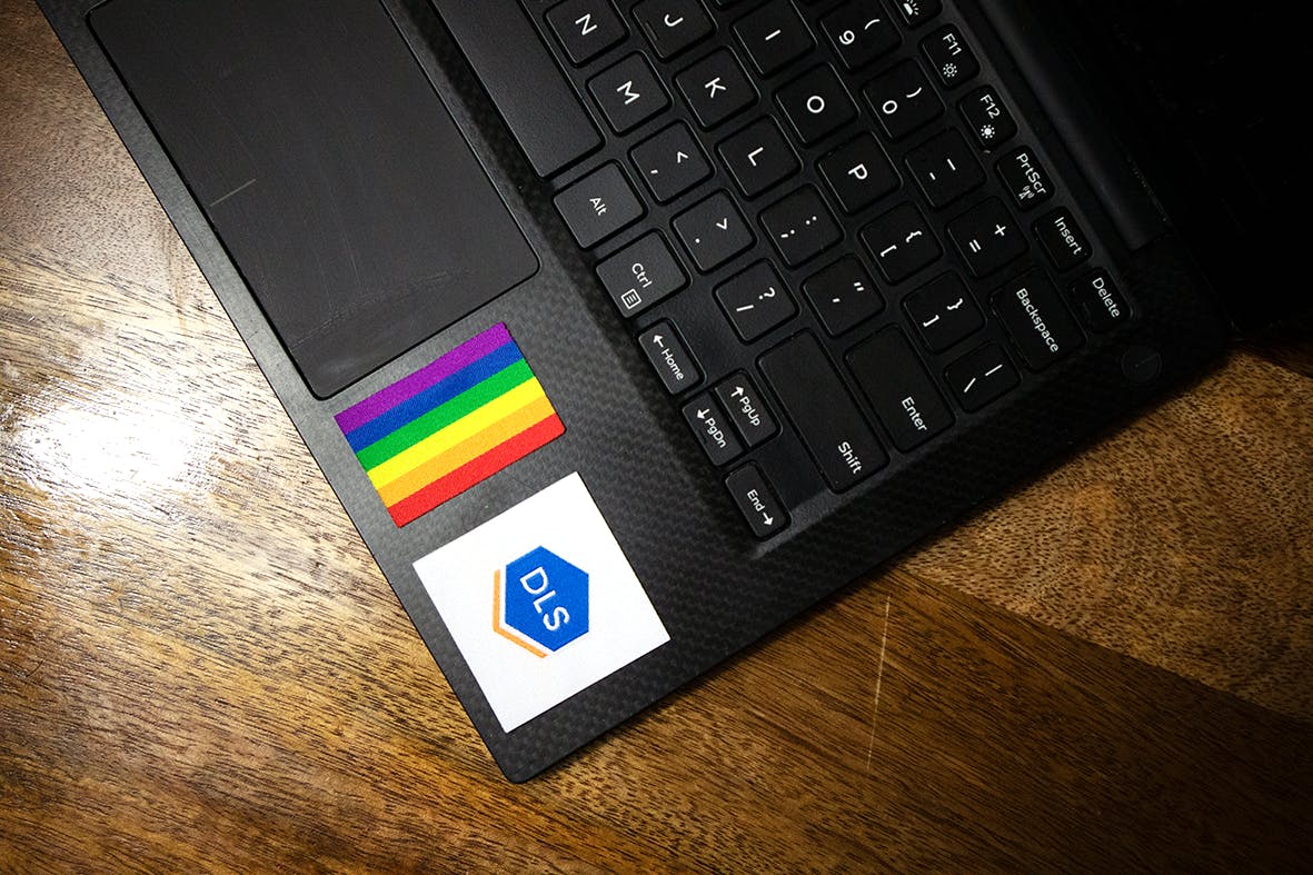  Zwei Gewebte Sticker auf einem Laptop.