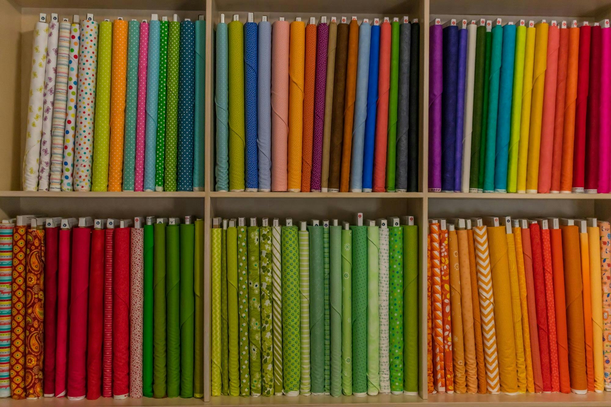  rouleaux colorés de coton pour courtepointe avec des couleurs unies et des motifs