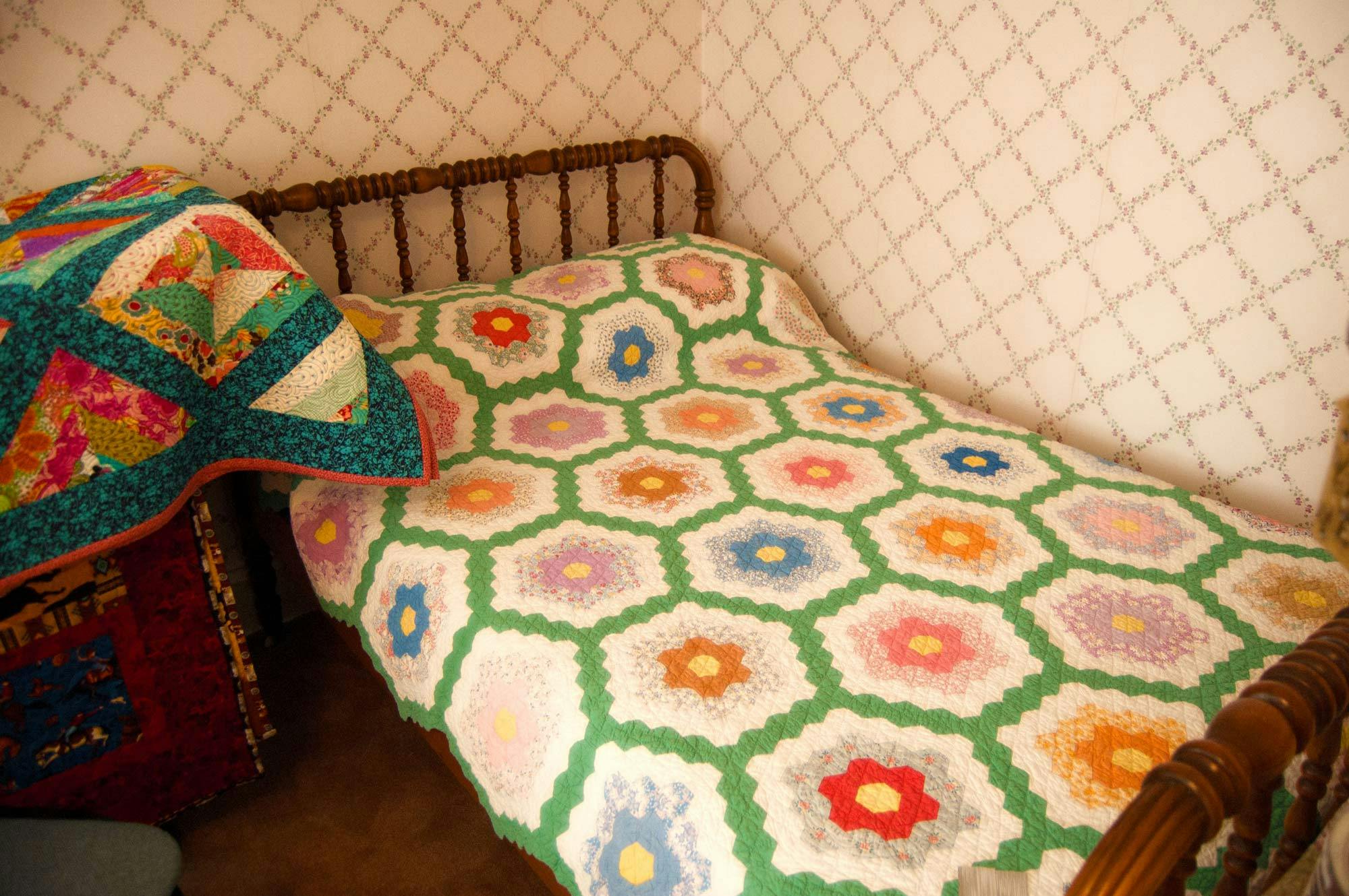  antieke quilt op een houten bed