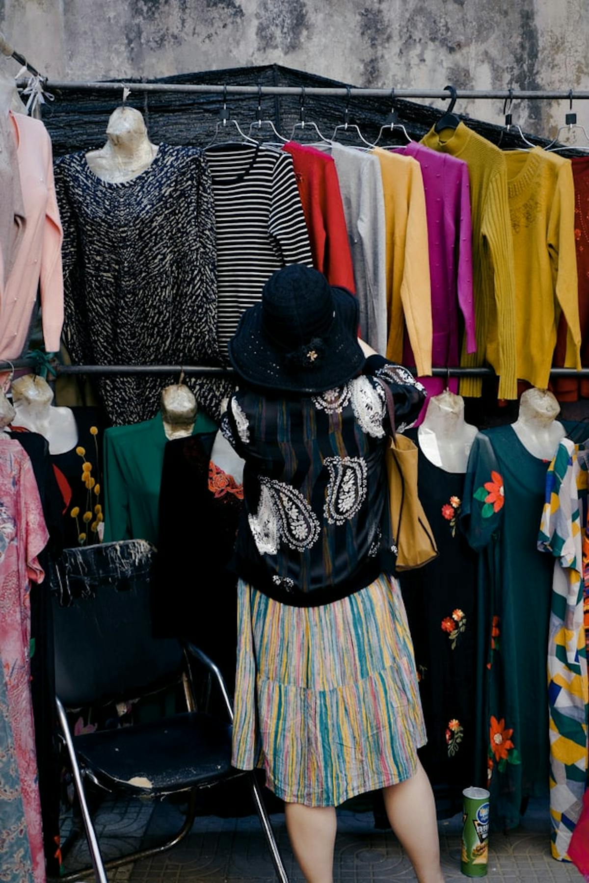  meerkleurige kleding in een tweedehandswinkel