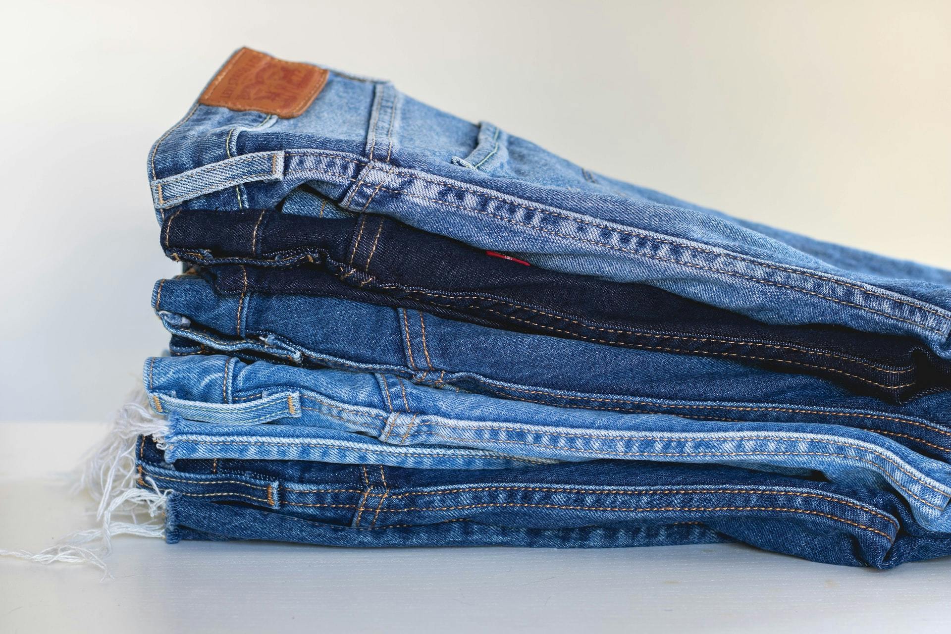 Een stapel Levi&#039;s jeans in blauwe denimtinten