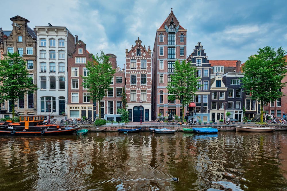  Kanäle und Gebäude in Amsterdam