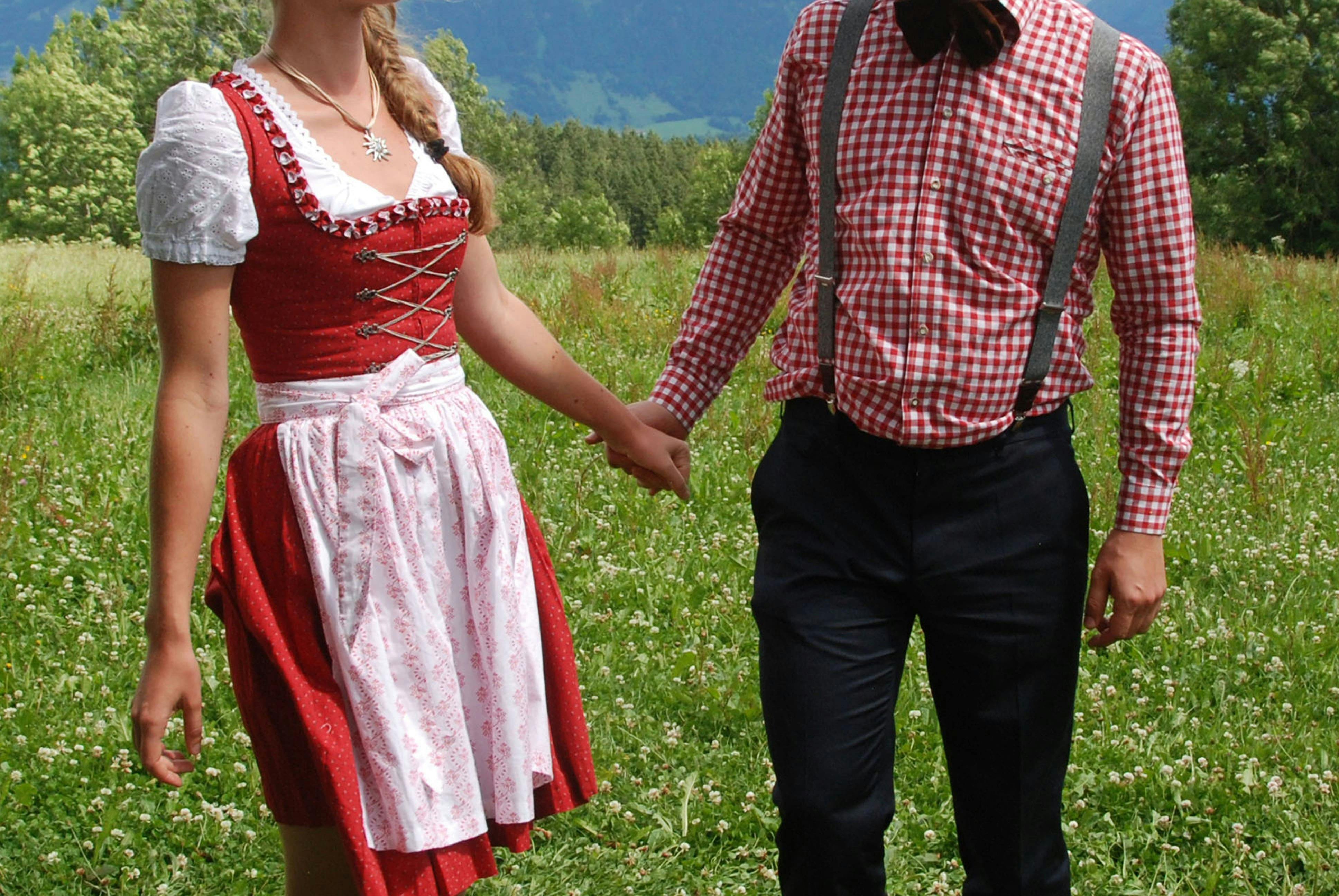 een man en een vrouw in traditionele Duitse volkskleren