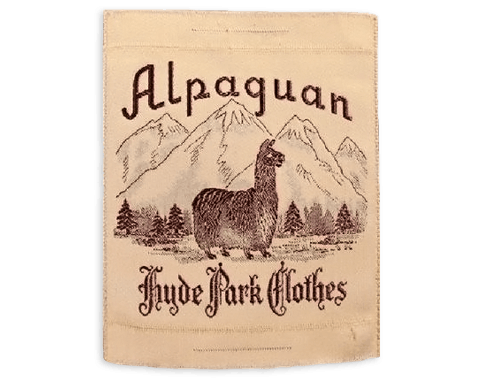  Etiqueta vintage con una alpaca pequeña y la inscripción «Alpaguan by Hyde Park Clothes»