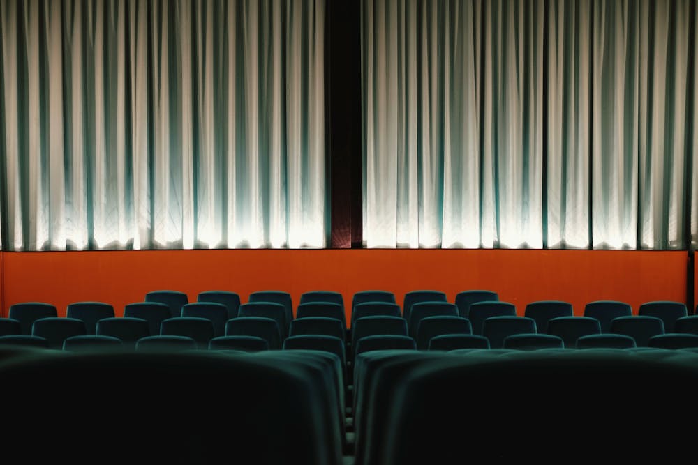 fauteuils de cinéma verts avec des rideaux en velours fauteuils de cinéma verts avec des rideaux en velours