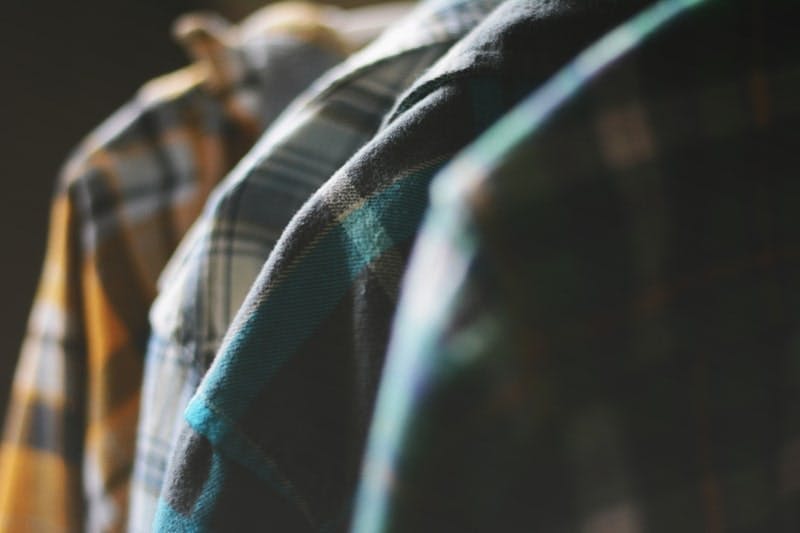  photo de chemises en flanelle sur un cintre
