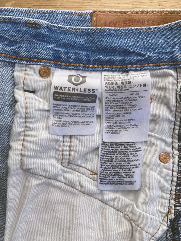  Vista de cerca de una etiqueta de lavado de un par de vaqueros Levi&#039;s azules