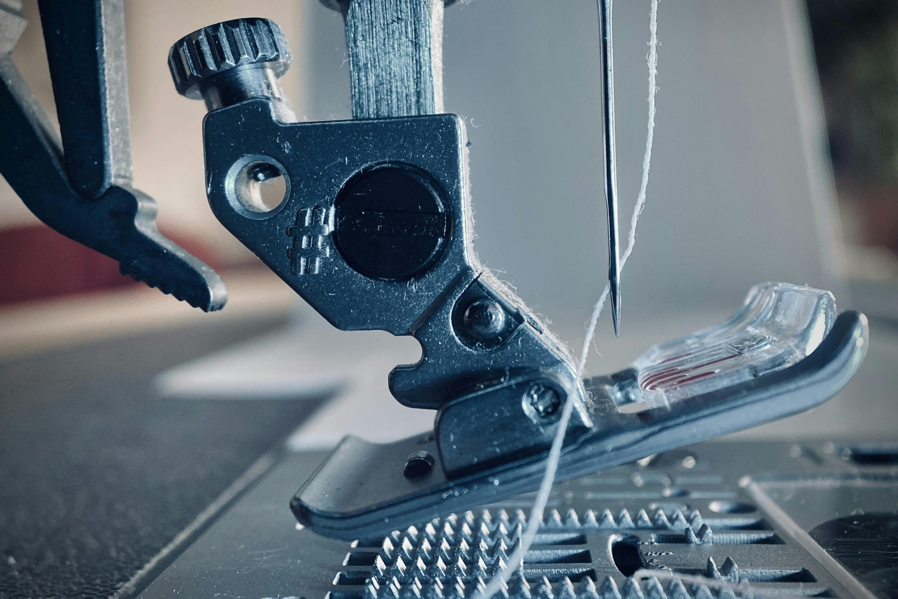  primer plano de la aguja de una máquina de coser