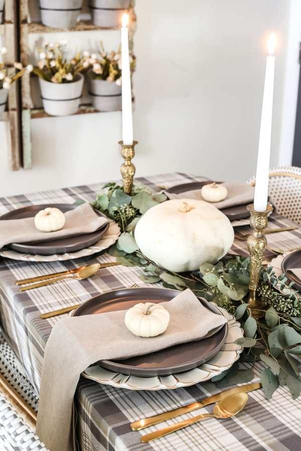  Thanksgiving table setting with napkins and check table cloth