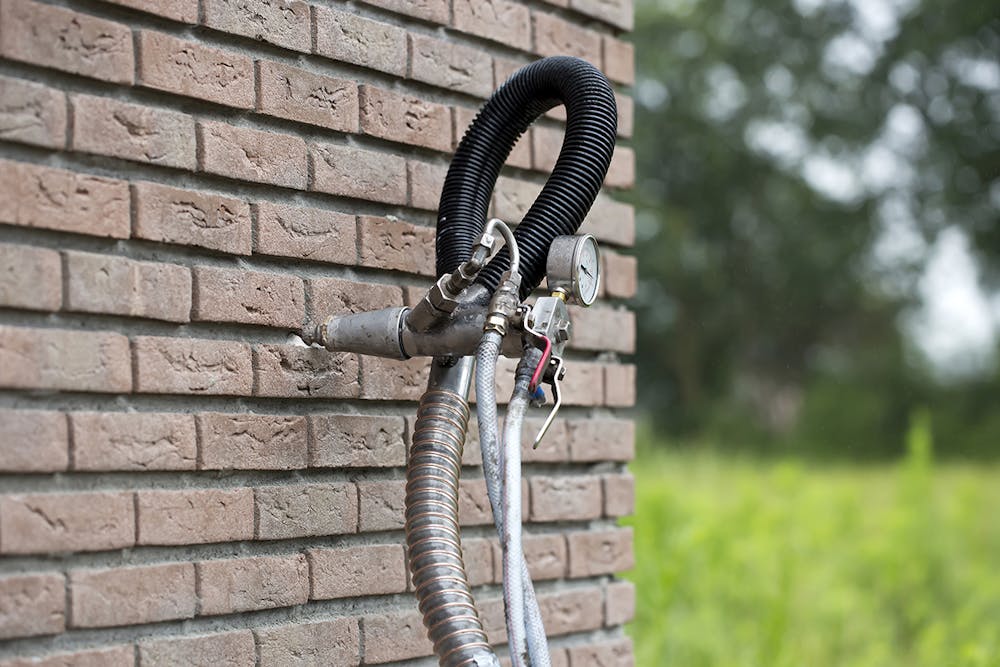 Spouwmuurisolatie spouwmuurisolatie spuit pistool in een muur
