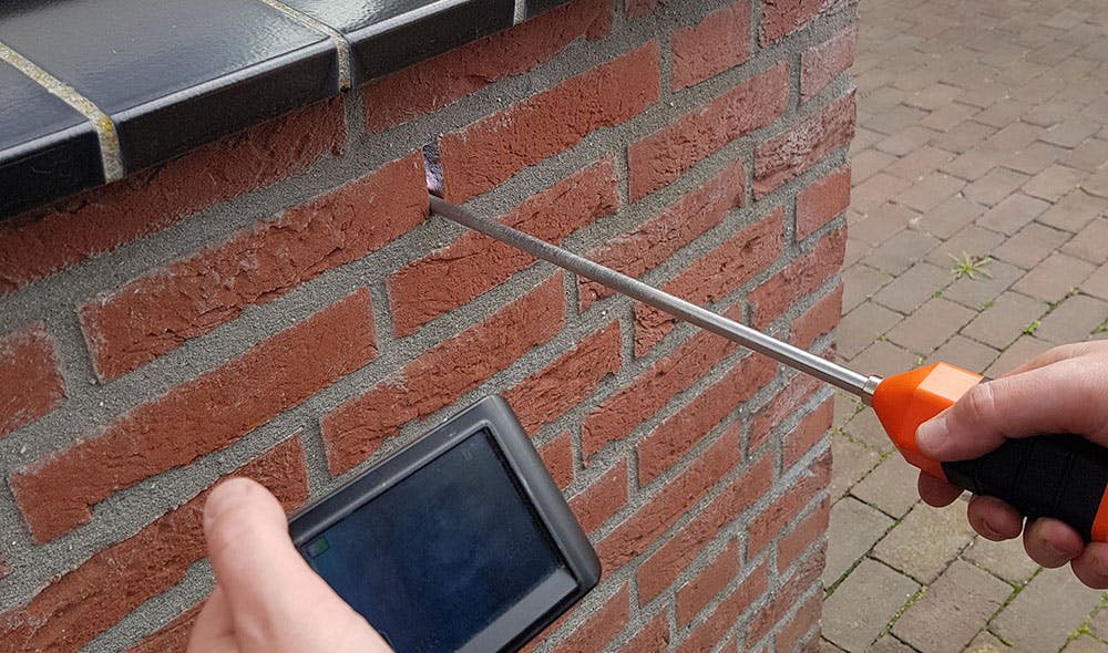 Inspectie van een spouwmuur Inspectie van een spouwmuur