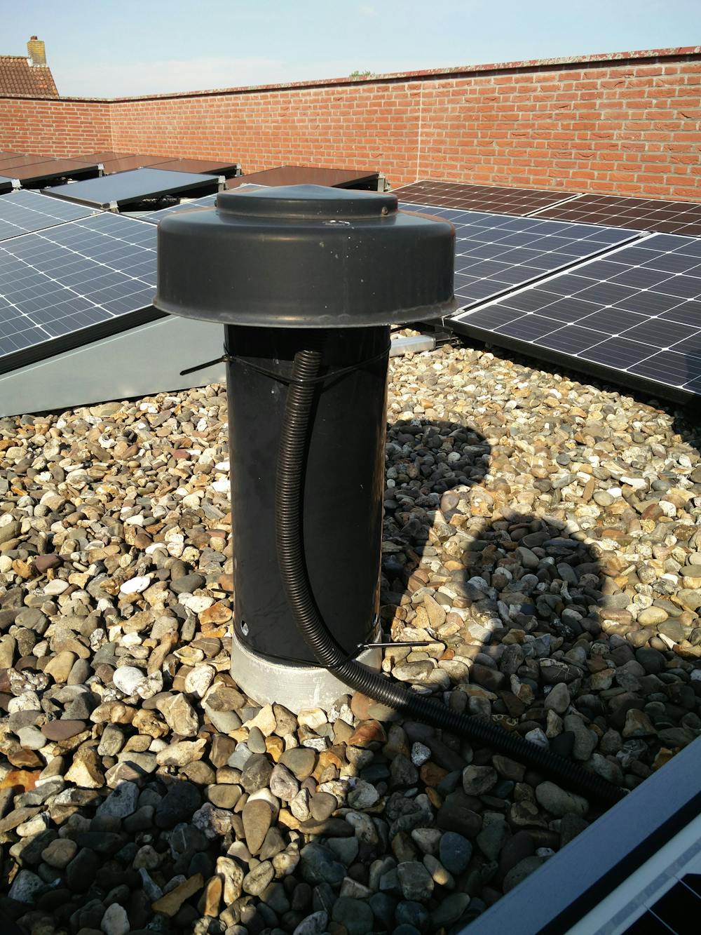 Object op dak bij zonnepanelen Rookgaskanaal door dak bij zonnepanelen
