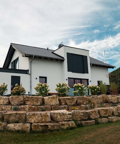 Außenansicht mit Garten eines Neubaus in Massivbauweise
