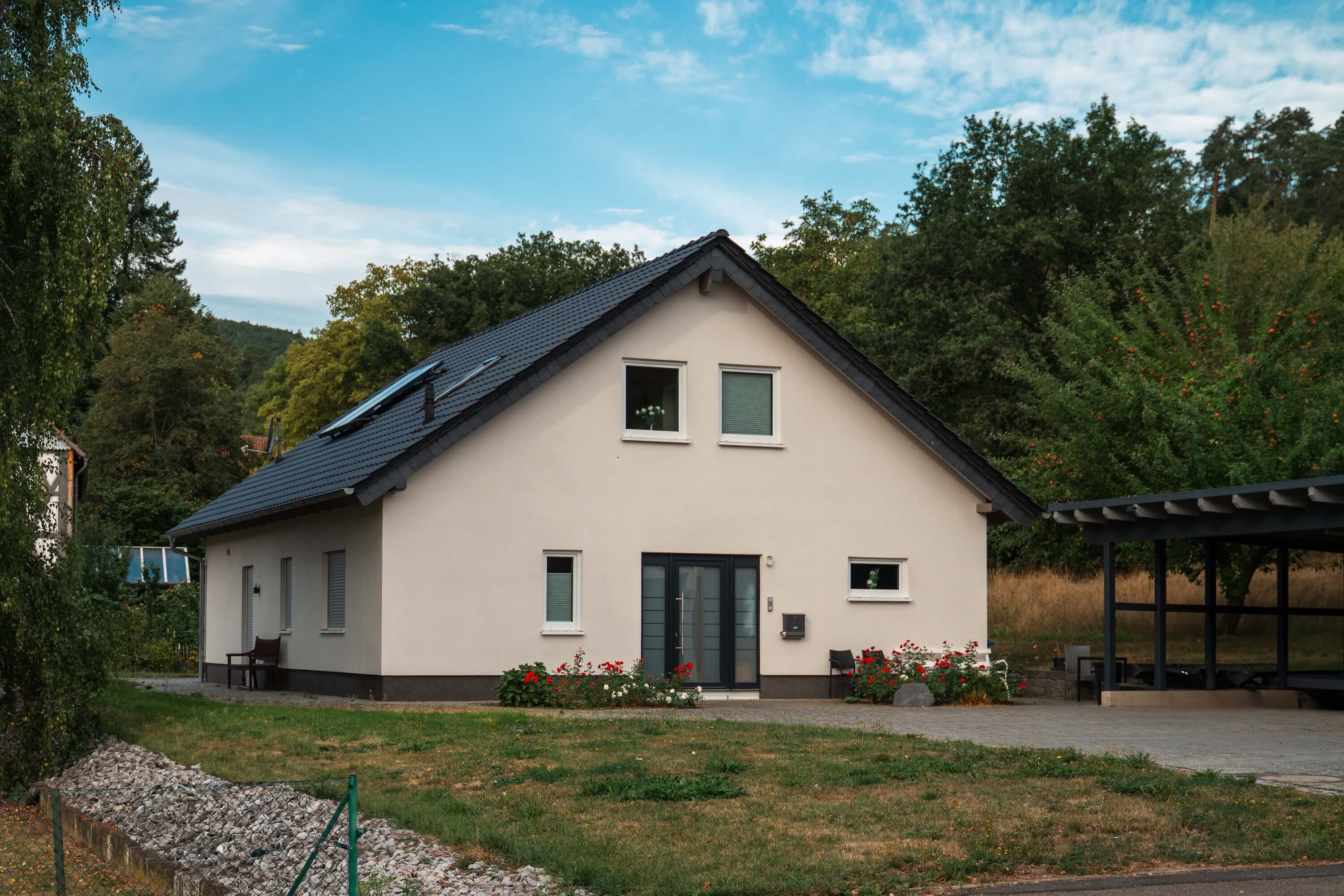 Außenansicht eines Einfamilienhauses in Holzrahmenbauweise