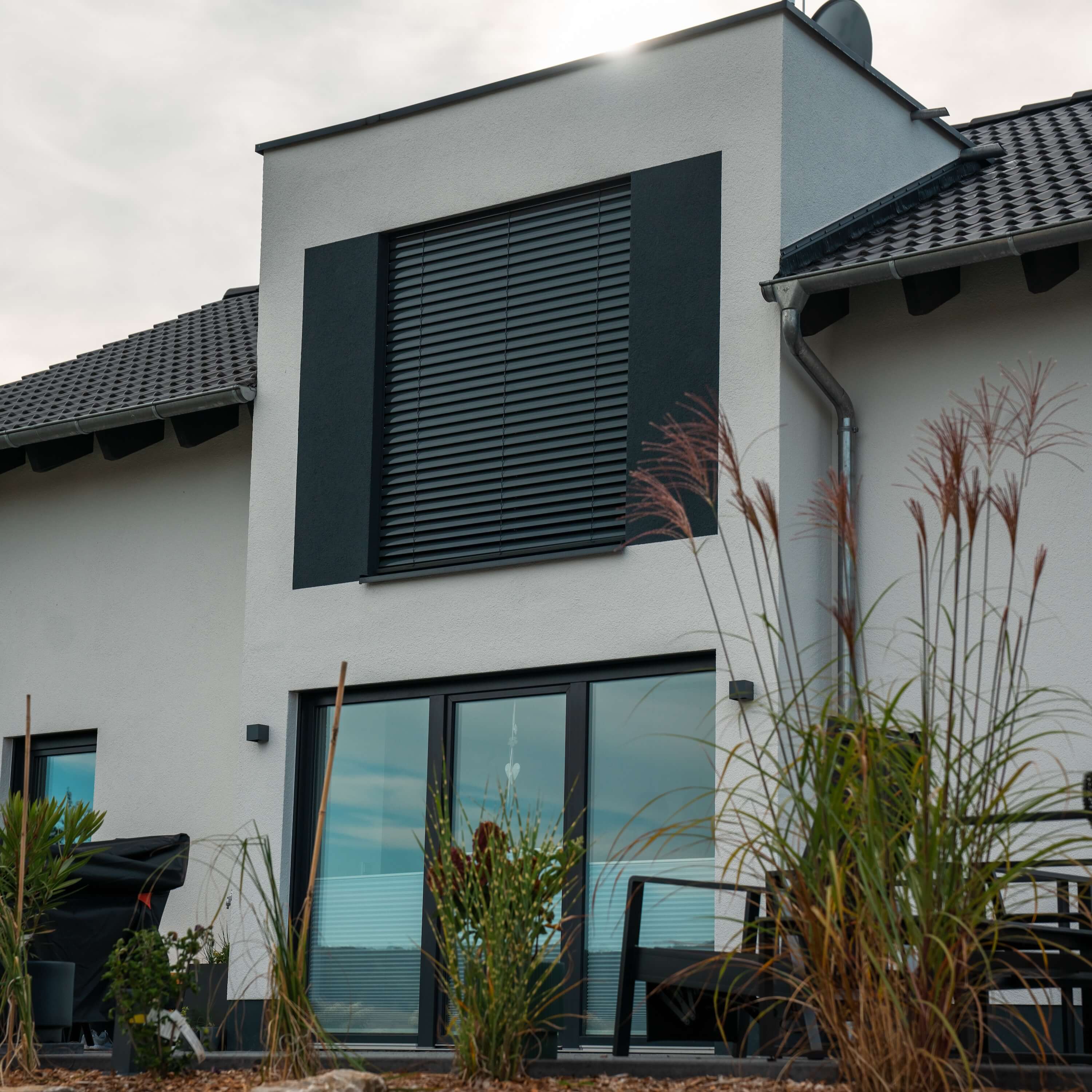 Hausfront von individuell geplantem Haus vom Architekten