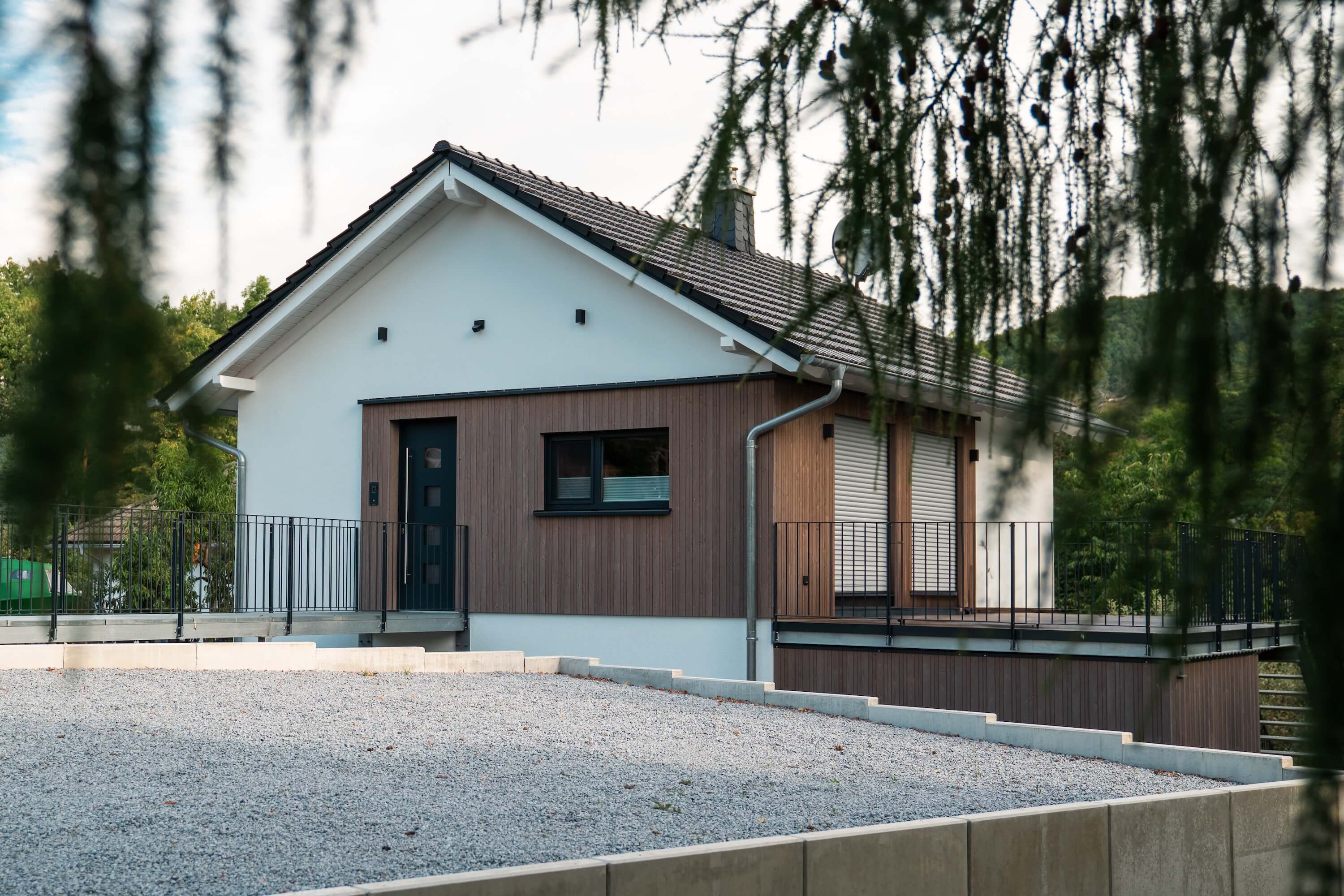 Außenansicht eines Ferienhauses mit Brücke zum Hauseingang 