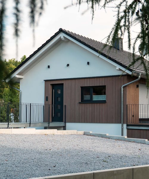 Außenansicht eines Ferienhauses mit Brücke zum Hauseingang