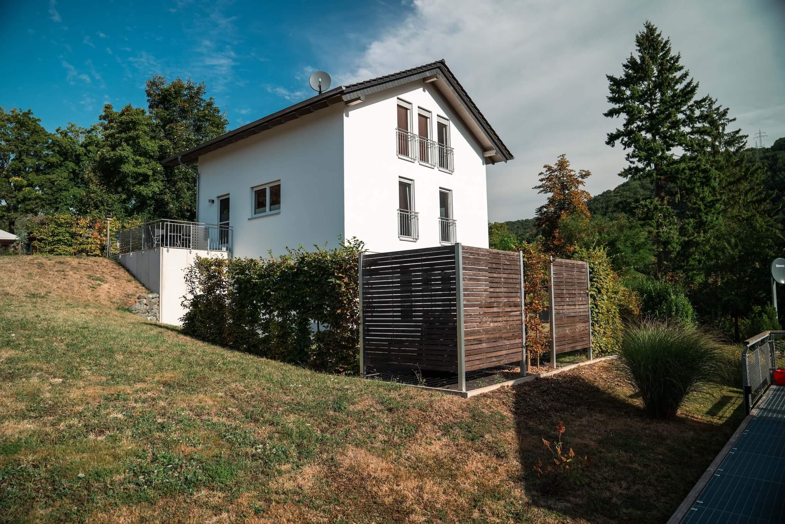 Rückseite eines Massivbaus in ländlicher Umgebung