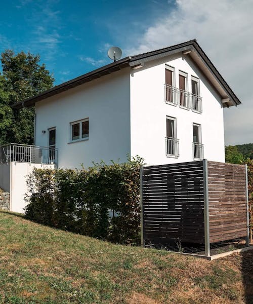 Rückseite eines Massivbaus in ländlicher Umgebung