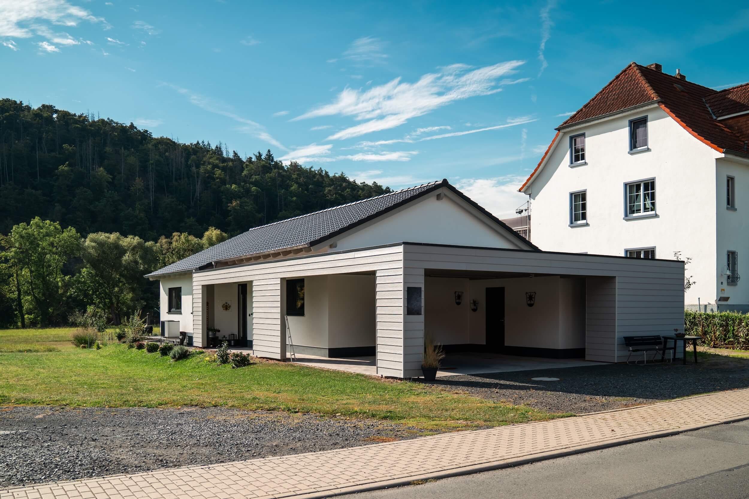Ebenerdiges Einfamilienhaus in Massivbauweise mit Doppelcarport