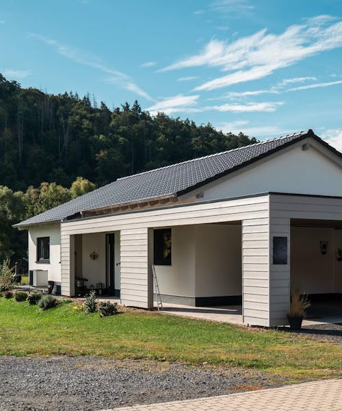 Ebenerdiges Einfamilienhaus in Massivbauweise mit Doppelcarport