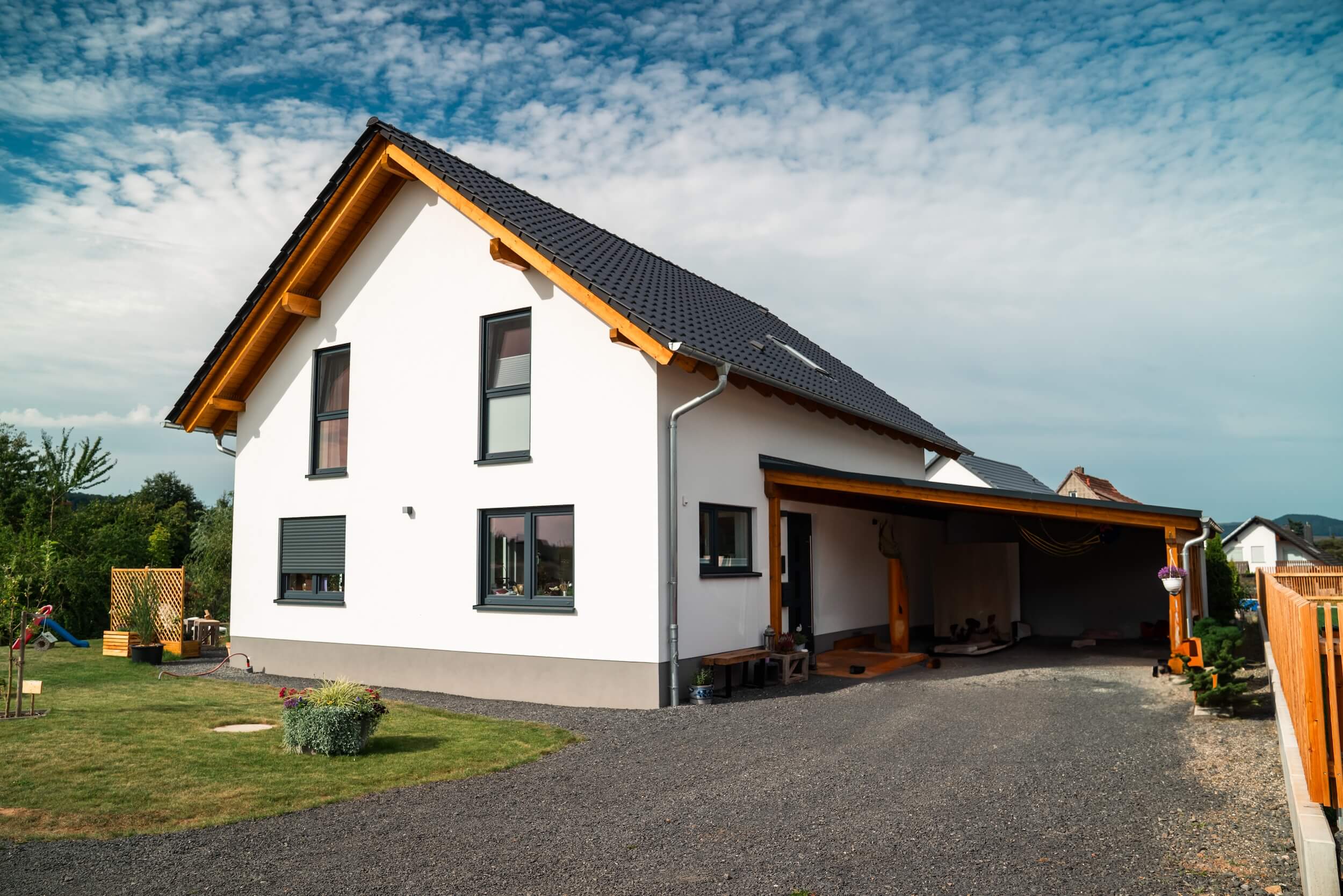 Außenansicht eines Einfamilienhauses mit Carport