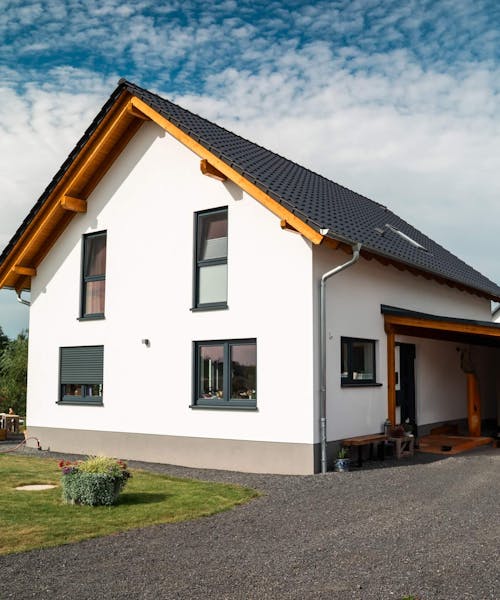 Außenansicht eines Einfamilienhauses mit Carport