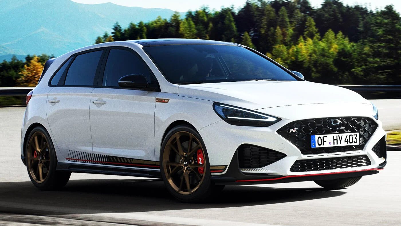 white hyundai i30