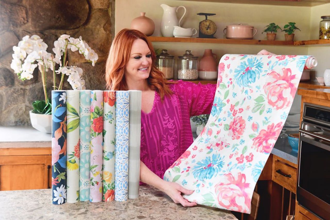 https://images.prismic.io/earthbound/9cd6a43f-345c-4737-9682-db6575c176ce_ree-drummond-the-pioneer-woman-wallpaper-walmart-233-1600703088.jpeg?auto=compress,format&rect=0,0,980,653&w=1280&h=853