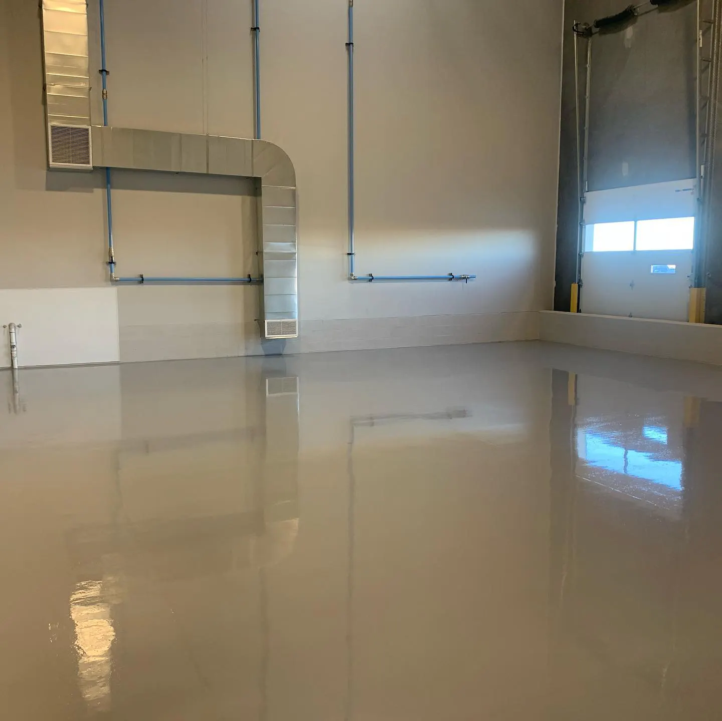Commercial warehouse shop with glossy flake epoxy floor coating