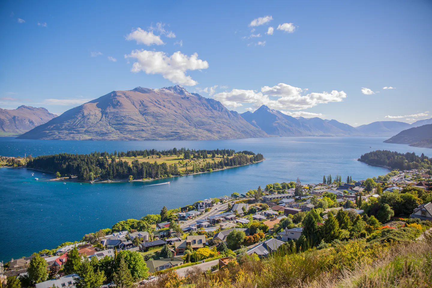 Queenstown’s lakeside rooftops and green peninsula beneath the mountains of Lake Wakatipu