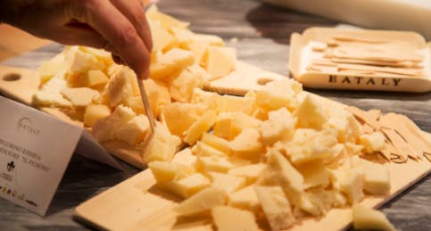 La degustazione di formaggi da Eataly