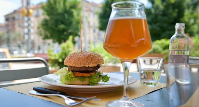 Panino con hamburger e birra