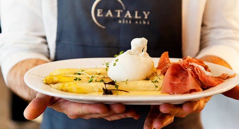 L'antipasto di Eataly con mozzarella, asparagi e prosciutto crudo